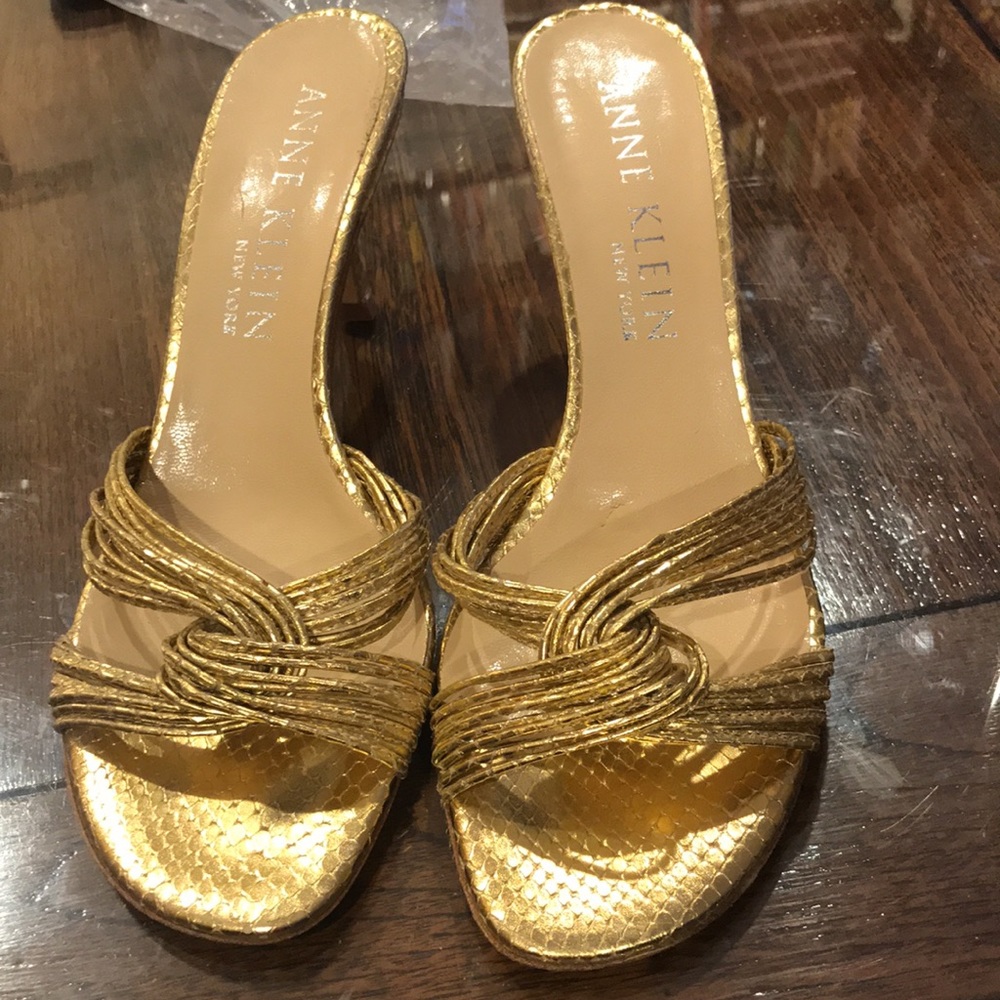 ANNE KLEIN GOLD LEATHER SANDALS AND GOLD BAG - Picture 2 of 15